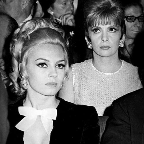 Похожи?  Нет, это не сёстры! 03