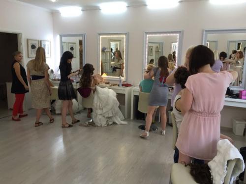 В нашей школе свадебных стилистов большое внимание уделяется отработке макияжа и причесок на моделях. 01