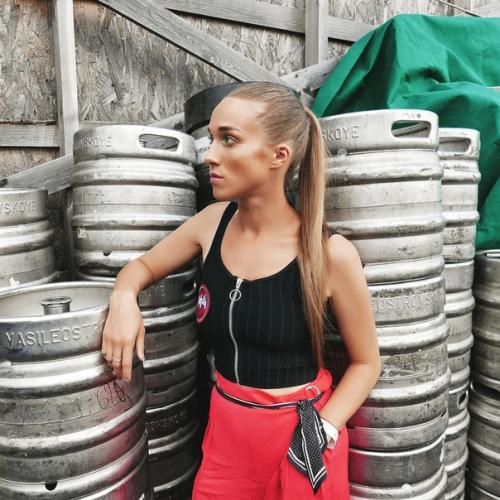 Высокий хвост - не слишком ли простая прическа для вечера? 01