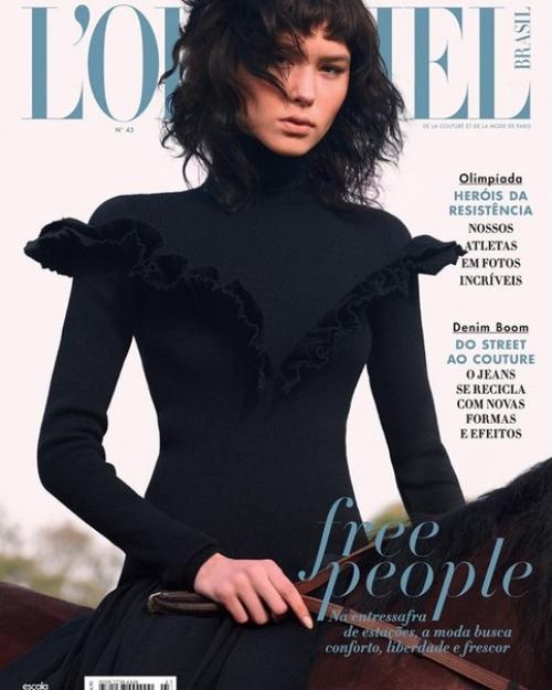 Готичный мрачный фотодень на озере с черным конем. 09