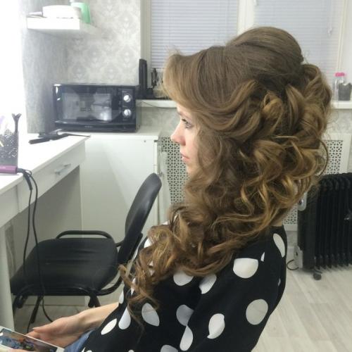 Дорогие девушки!  Свои услуги профессионального визажиста и стилиста по прическам предлагаю. 07