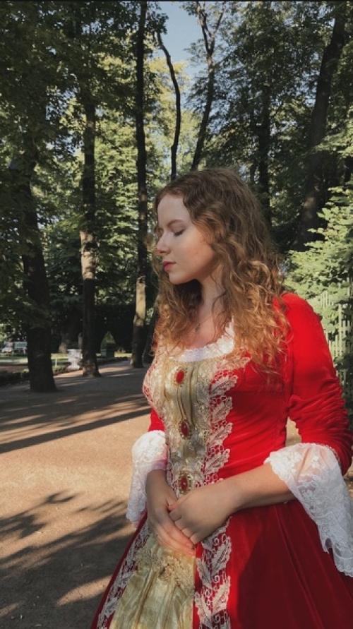 Мы прогуливались с матушкой субботним вечером по летнему саду. 05