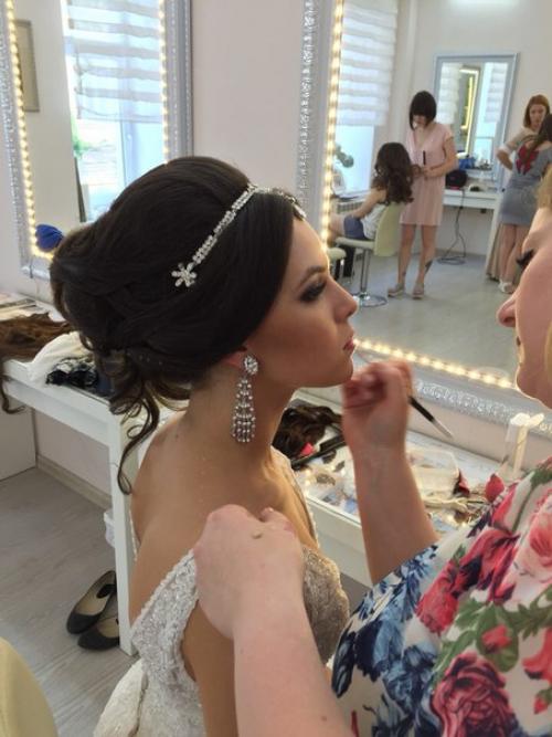 В нашей школе свадебных стилистов большое внимание уделяется отработке макияжа и причесок на моделях. 05