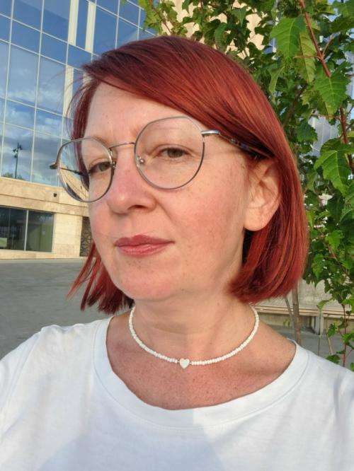 Некоторые женщины предпочитают простой и лаконичный стиль, где украшения не являются обязательным элементом. 01