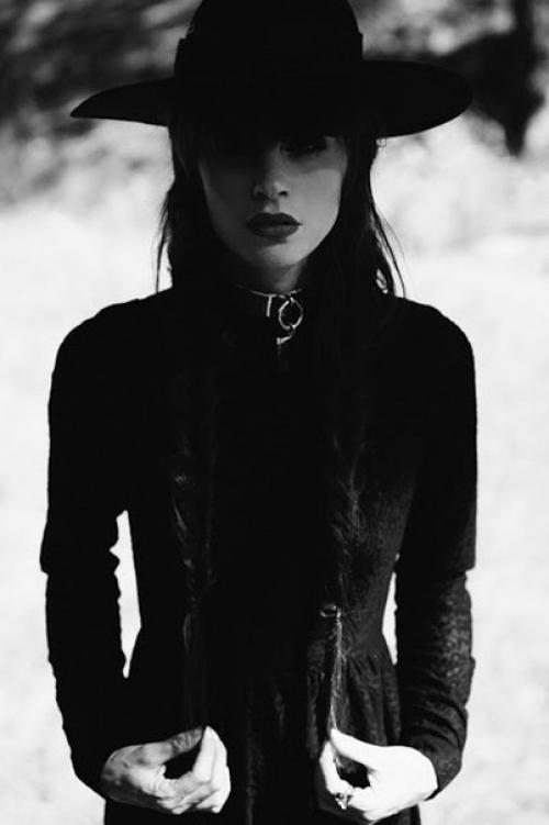 Готичный мрачный фотодень на озере с черным конем. 05