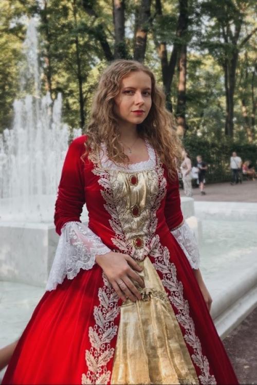 Мы прогуливались с матушкой субботним вечером по летнему саду. 03