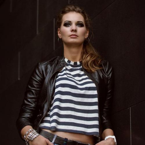 Здравствуйте.  Меня зовут Лолита. 03