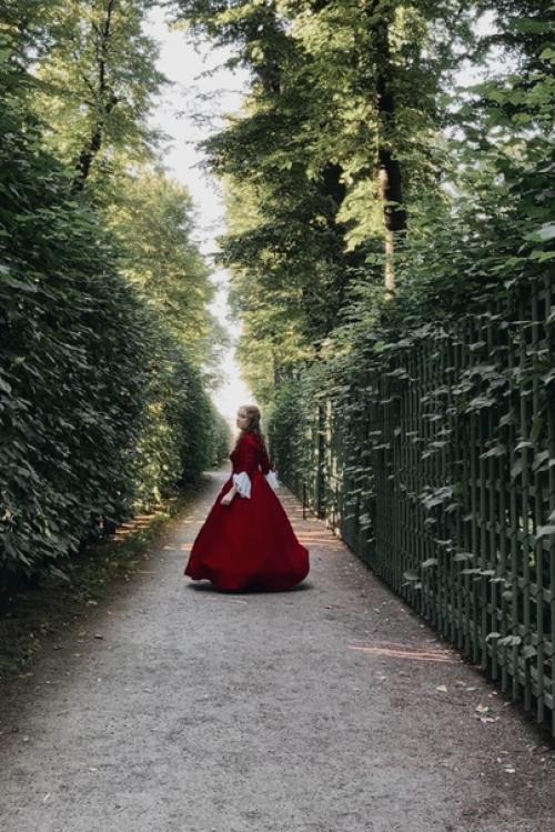 Мы прогуливались с матушкой субботним вечером по летнему саду. 01