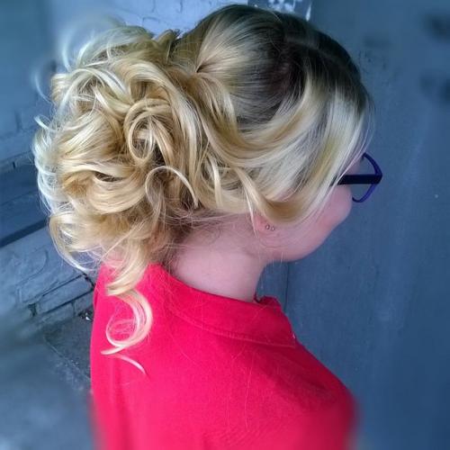 Для отработки различных Видов макияжа и пополнения портфолио требуются модели. 04