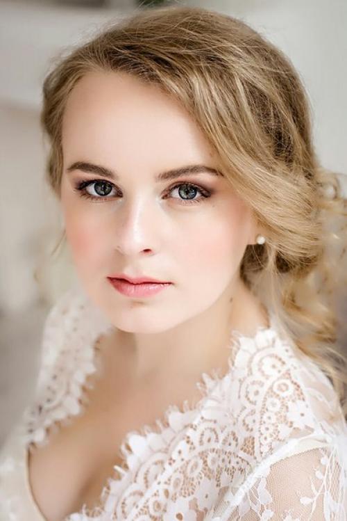 Здравствуйте.  Меня зовут Лолита. 08