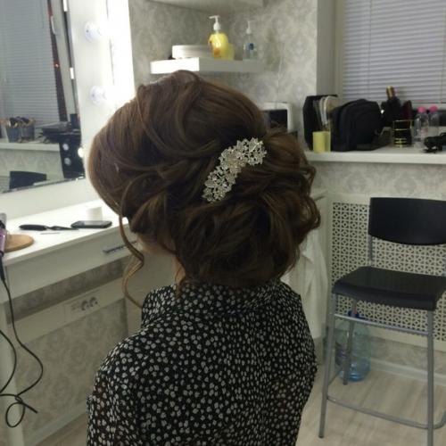 Дорогие девушки!  Свои услуги профессионального визажиста и стилиста по прическам предлагаю. 08