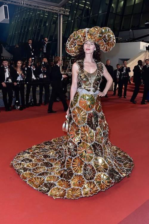 Решила поделиться с вами подборкой худших нарядов 69 го канского фестиваля, по версии журнала Glamour. 01 Решила поделиться с вами подборкой худших нарядов 69 го канского фестиваля, по версии журнала Glamour. 01