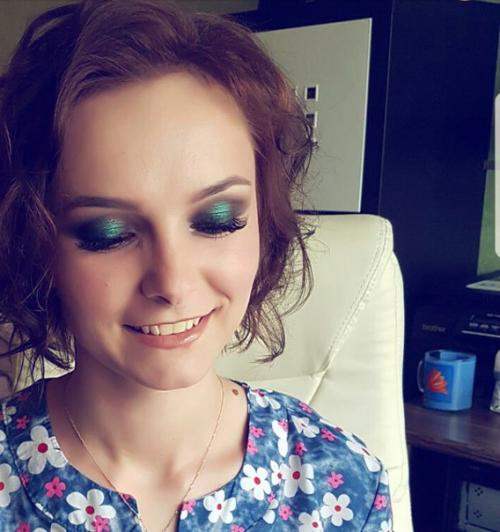 Милые девочки, обращайтесь за прическами и макияжем! 03