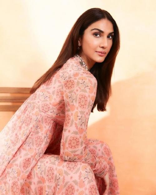 Ваани капур в образе от стилистов - Ами патель и анушки дамани. 05