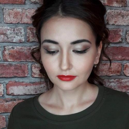 Услуги: макияжа, причёсок и оформления и покраски бровей. 03