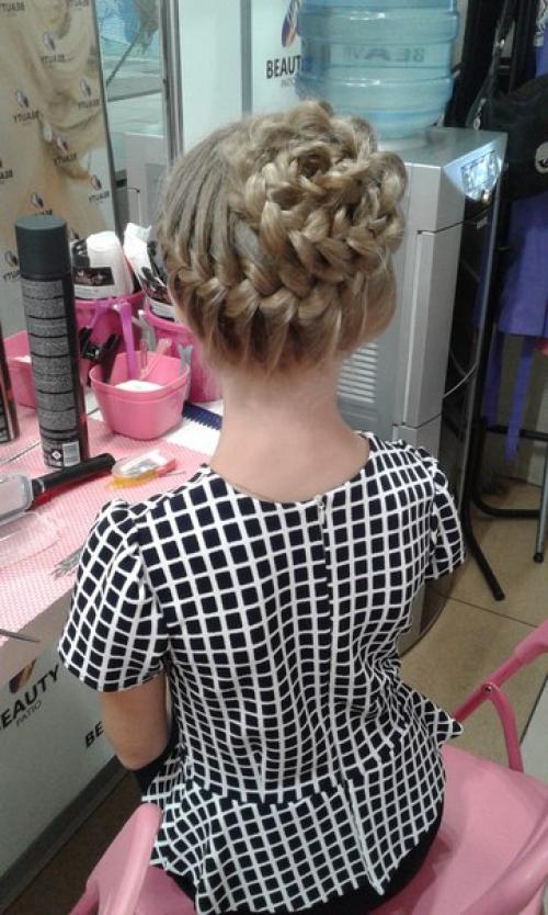 Милые девочки, обращайтесь за прическами и макияжем! 01