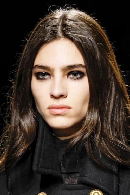 Вместе с фирменным визажистом Latte Beauty Ольгой бровциной мы собрали подборку актуальных бьюти - трендов осени - 2024. 02