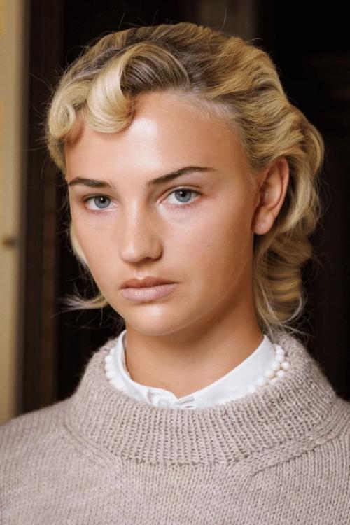 Неделя моды продолжает поражать нас смелыми образами и новыми трендами. 06 Неделя моды продолжает поражать нас смелыми образами и новыми трендами. 06