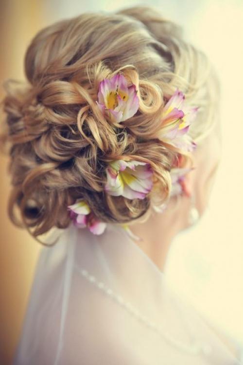 Белоснежное платье, роскошный макияж и классический маникюр - важные атрибуты невесты. 03