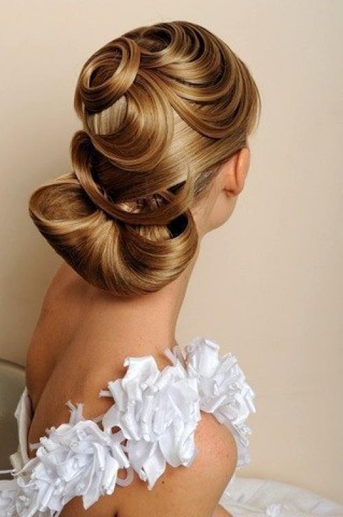 Белоснежное платье, роскошный макияж и классический маникюр - важные атрибуты невесты. 06