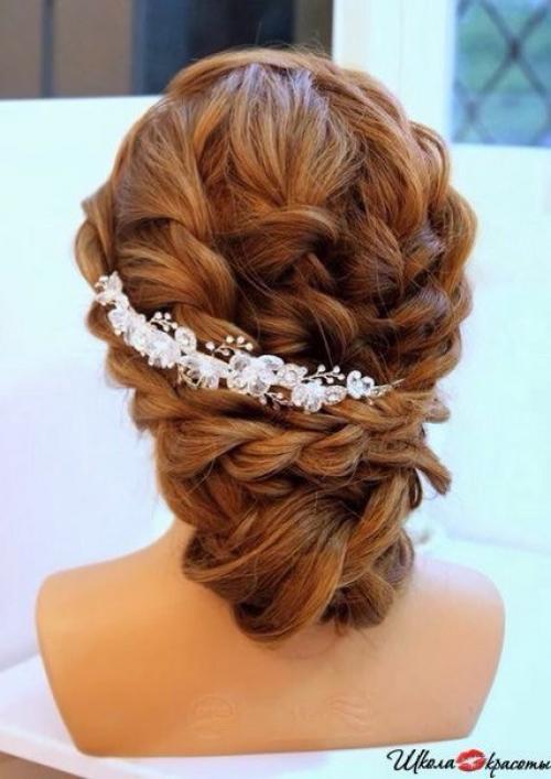 Белоснежное платье, роскошный макияж и классический маникюр - важные атрибуты невесты. 04