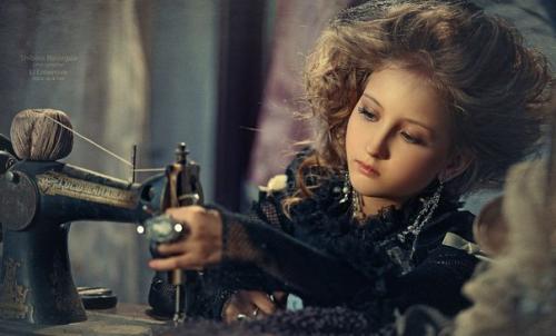 Как романтичен образ девушки за шитьем. 01