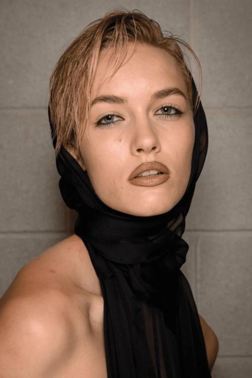 Неделя моды продолжает поражать нас смелыми образами и новыми трендами. 04 Неделя моды продолжает поражать нас смелыми образами и новыми трендами. 04