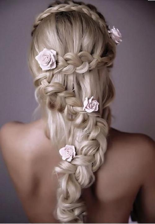 Белоснежное платье, роскошный макияж и классический маникюр - важные атрибуты невесты. 05