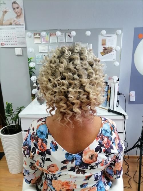 В жизни каждой женщины обязательно происходят важные события, требующие безупречного внешнего вида: свадьбы, юбилеи, торжественные вечера. 02