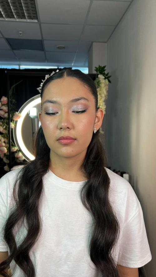 Свадебный макияж + собранная прическа с элементами крупных локонов. 06