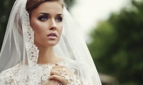 Каждая женщина в любой момент своей жизни стремится быть неотразимой, а особенно это касается торжеств. 01 Каждая женщина в любой момент своей жизни стремится быть неотразимой, а особенно это касается торжеств. 01