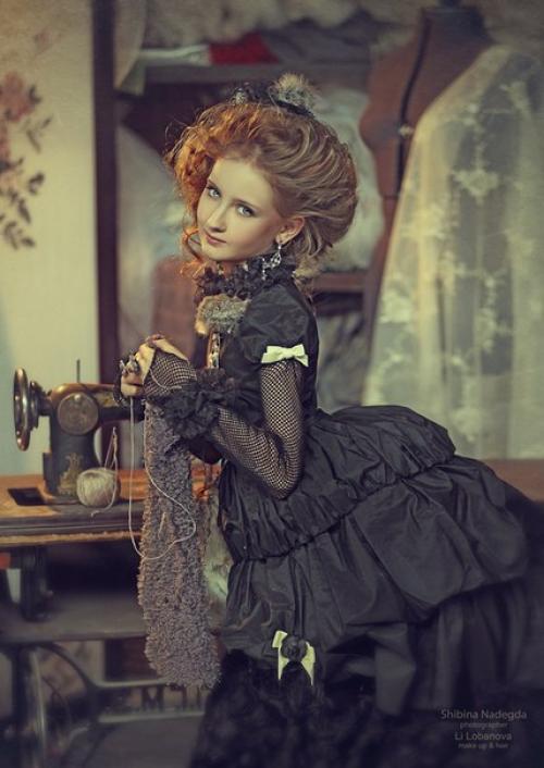 Как романтичен образ девушки за шитьем. 03