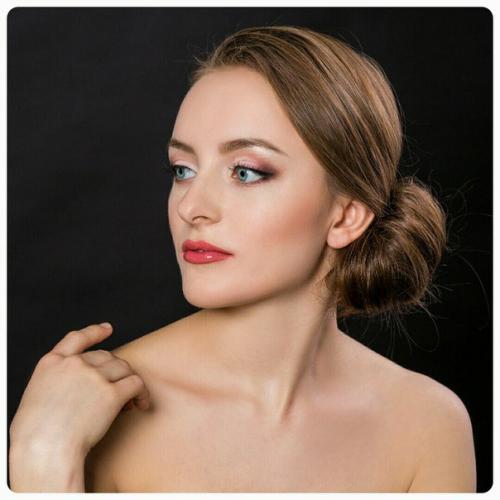 Привет!  Я альнира, профессиональный визажист - стилист, бровист! 01