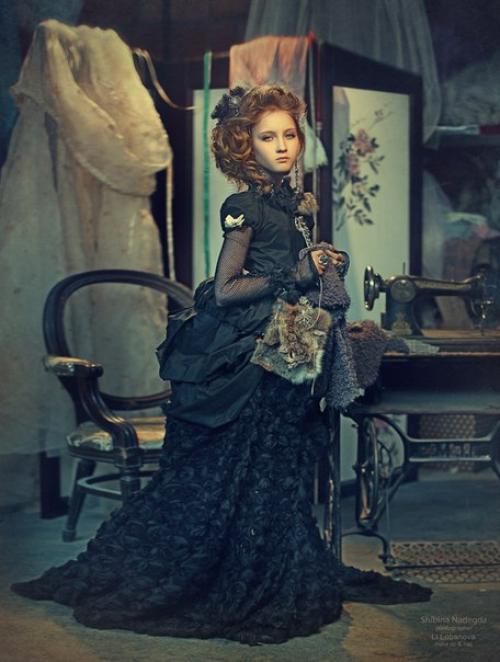 Как романтичен образ девушки за шитьем. 02