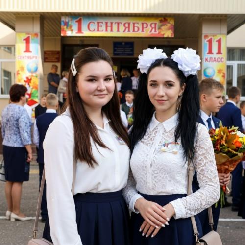 Создай фотографию двух подруг на первое сентября возле школы.  