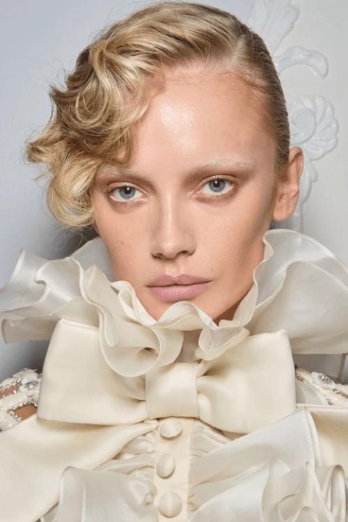 Неделя моды продолжает поражать нас смелыми образами и новыми трендами. 01 Неделя моды продолжает поражать нас смелыми образами и новыми трендами. 01