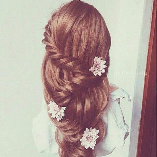 Белоснежное платье, роскошный макияж и классический маникюр - важные атрибуты невесты. 01