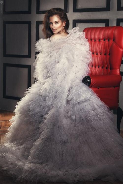 Девушки, специально для вас 21 и 23 и 24 января большой фотодень с шикарными вечерними платьями в самой большой студии Москвы. 09