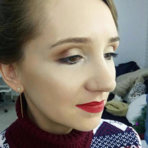 Для пополнения портфолио требуются модели на макияж или прическу/локоны (либо если есть желание на макияж и прическу). 01