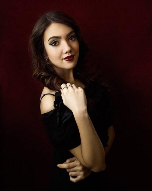 Я могу предложить: - прически (арт, вечерние, выпускные, свадебные и т. д. . укладки. 02