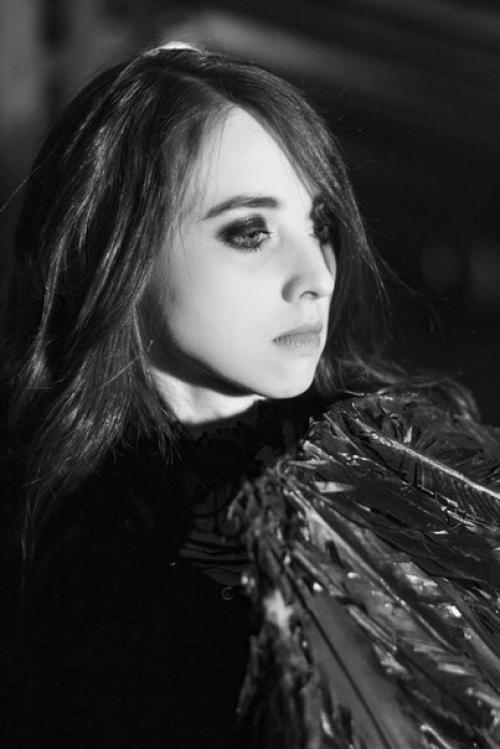 На днях ко мне в гости приходила милая девушка Ксения, которой мы делали готический макияж (Смоки - айз) к фотосессии. 01