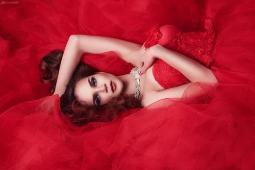 Девушки, специально для вас 21 и 23 и 24 января большой фотодень с шикарными вечерними платьями в самой большой студии Москвы. 03