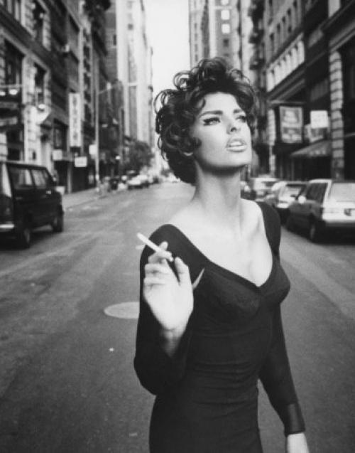 На фотографиях - это просто притворство, игра. 02