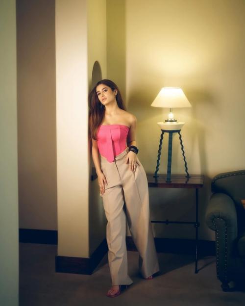 Образ Раши с продвижения фильма Azaad. 08