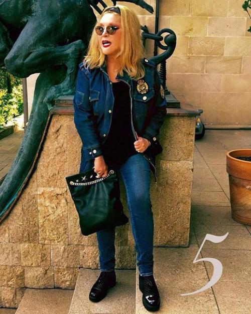 Давайте вот не будем использовать эту кокетливую формулировку немного за 30, когда речь идёт действительно о возрастных луках. 04