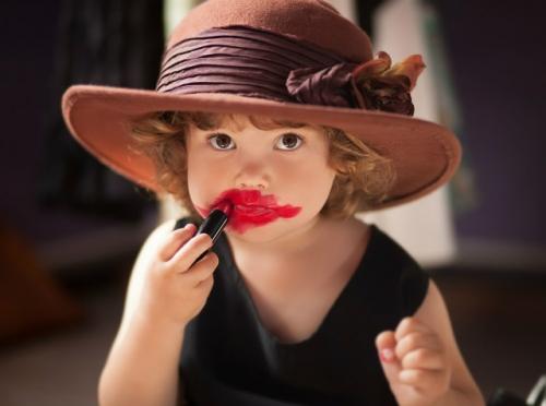 Почему дети так любят косметику: от игры до поиска себя.
