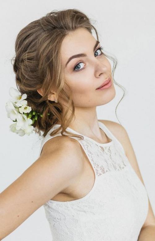 Прическа на свадьбу считается такой же важной частью образа невесты, как и платье. 06