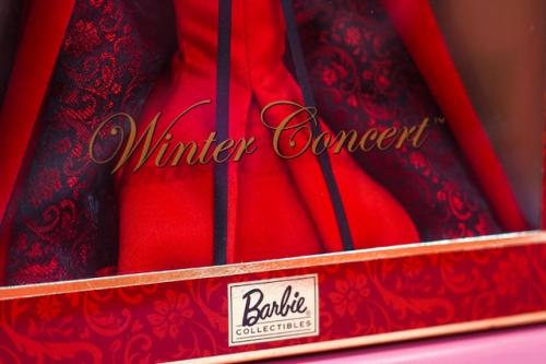 С большим интересом мы знакомим вас с достаточно редкой Winter Concert Barbie. 01