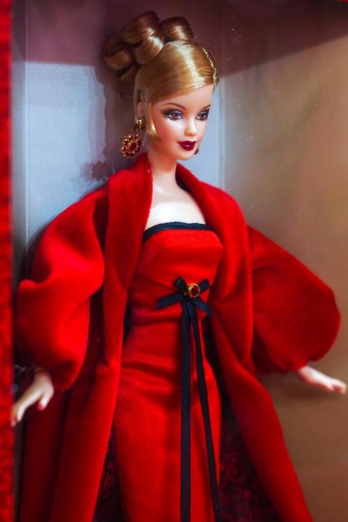 С большим интересом мы знакомим вас с достаточно редкой Winter Concert Barbie. 04