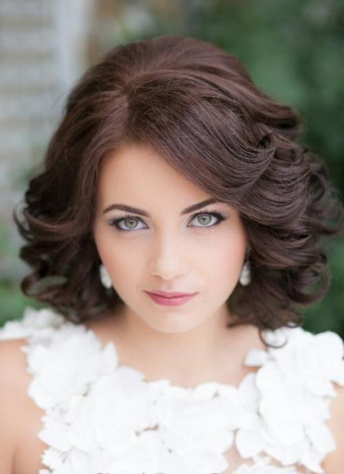 Прическа на свадьбу считается такой же важной частью образа невесты, как и платье. 01